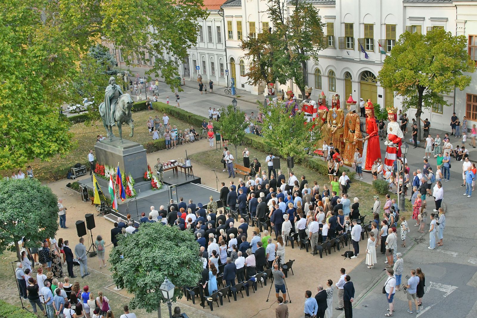 A megújult Szent István-szobornál tartották Székesfehérvár ünnepi díszközgyűlését